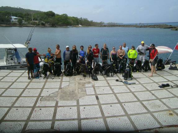 O grande grupo prepara-se para mergulhar em San Andrés, ilha no caribe colombiano